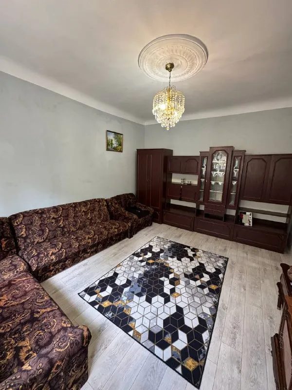 сдаётся уютный 3-комнатный дом 🌇в макеевке, кировский район (7 минут от плеханово). 📍 ✅общая площадь 60 кв. м: 3 жилые комнаты, кухня, санузел. всё для комфорта: - двухконтурный котёл, бойлер 350 л, стиральная машина, холодильник, посуда. удобное расположение: рядом школа, магазины, остановка. 💰аренда 30 000 ₽ + к/у. ☎️+79493418412, лилия ан терем подписаться | дать объявление - фотография - 2