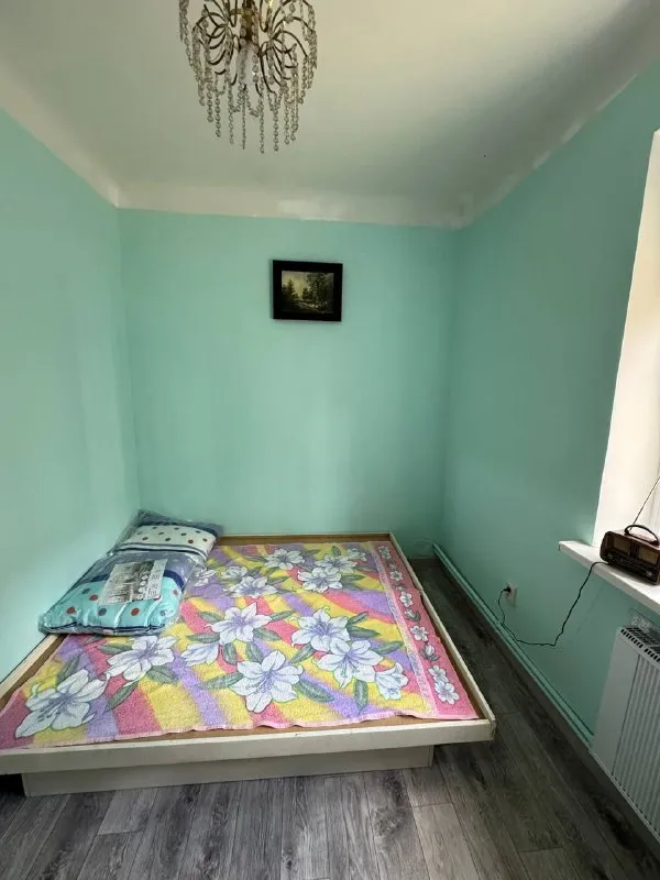 сдаётся уютный 3-комнатный дом 🌇в макеевке, кировский район (7 минут от плеханово). 📍 ✅общая площадь 60 кв. м: 3 жилые комнаты, кухня, санузел. всё для комфорта: - двухконтурный котёл, бойлер 350 л, стиральная машина, холодильник, посуда. удобное расположение: рядом школа, магазины, остановка. 💰аренда 30 000 ₽ + к/у. ☎️+79493418412, лилия ан терем подписаться | дать объявление - фотография - 4