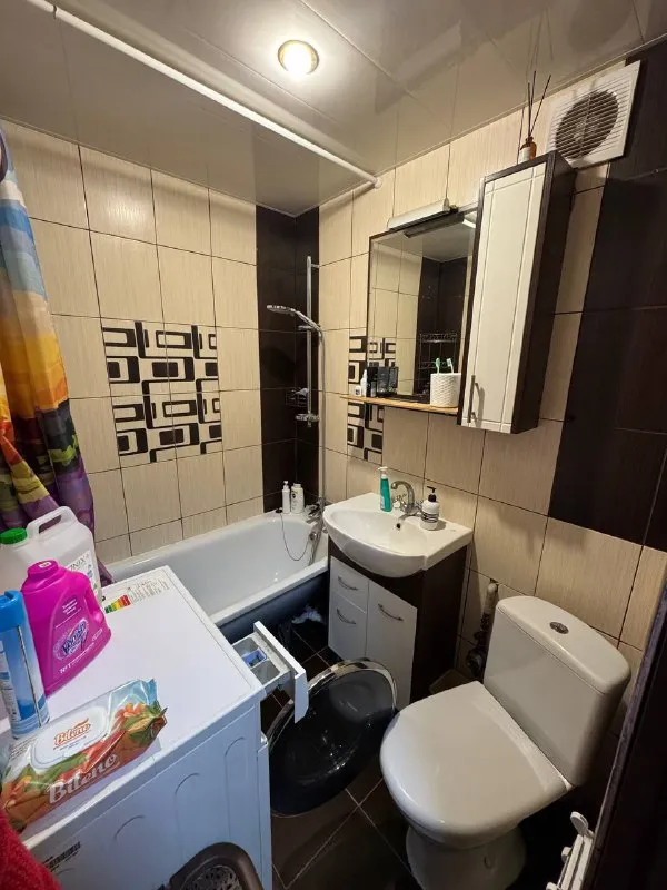 продам 3-х комнатную квартиру 🌇макеевка, центр, 6 микрорайон ( напротив велюра)📍 💦вода круглосуточно ! ✅общая  площадь 58кв. м, 4 этаж, не угловая. есть тех этаж. ❗️квартира с капитальным ремонтом ! ✅окна пластиковые, встроенная кухня, натяжные потолки. ✅санузел совмещен, отделан современной плиткой. ✅две кладовые! ✅квартира полностью укомплектована мебелью и техникой, всё останется! (кроме письменного стола, микроволновки, кресла для офиса ). 👍шикарное месторасположение: детский сад, гимназия, магазины, больница, рынок, автовокзалы. 💰цена 5 500 000 ₽ ☎️+79493418412 лилия ан терем подписаться | дать объявление - фотография - 10