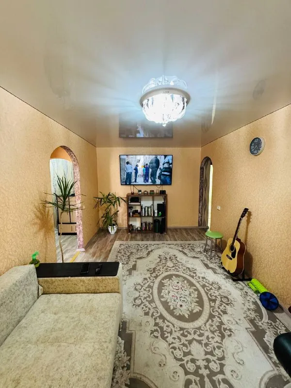 продам 3-х комнатную квартиру 🌇макеевка, центр, 6 микрорайон ( напротив велюра)📍 💦вода круглосуточно ! ✅общая  площадь 58кв. м, 4 этаж, не угловая. есть тех этаж. ❗️квартира с капитальным ремонтом ! ✅окна пластиковые, встроенная кухня, натяжные потолки. ✅санузел совмещен, отделан современной плиткой. ✅две кладовые! ✅квартира полностью укомплектована мебелью и техникой, всё останется! (кроме письменного стола, микроволновки, кресла для офиса ). 👍шикарное месторасположение: детский сад, гимназия, магазины, больница, рынок, автовокзалы. 💰цена 5 500 000 ₽ ☎️+79493418412 лилия ан терем подписаться | дать объявление - фотография - 3