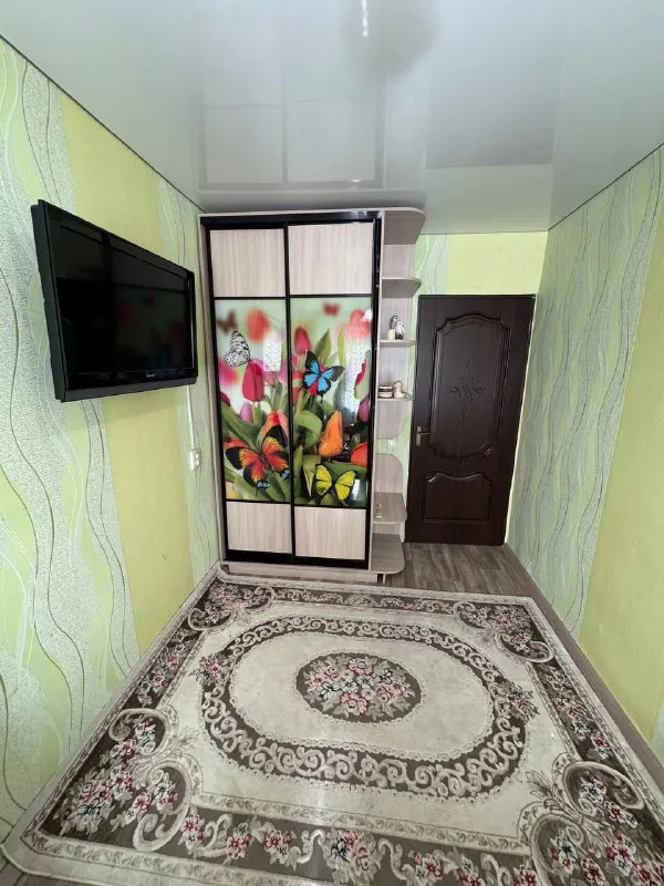 продам 3-х комнатную квартиру 🌇макеевка, центр, 6 микрорайон ( напротив велюра)📍 💦вода круглосуточно ! ✅общая  площадь 58кв. м, 4 этаж, не угловая. есть тех этаж. ❗️квартира с капитальным ремонтом ! ✅окна пластиковые, встроенная кухня, натяжные потолки. ✅санузел совмещен, отделан современной плиткой. ✅две кладовые! ✅квартира полностью укомплектована мебелью и техникой, всё останется! (кроме письменного стола, микроволновки, кресла для офиса ). 👍шикарное месторасположение: детский сад, гимназия, магазины, больница, рынок, автовокзалы. 💰цена 5 500 000 ₽ ☎️+79493418412 лилия ан терем подписаться | дать объявление - фотография - 4