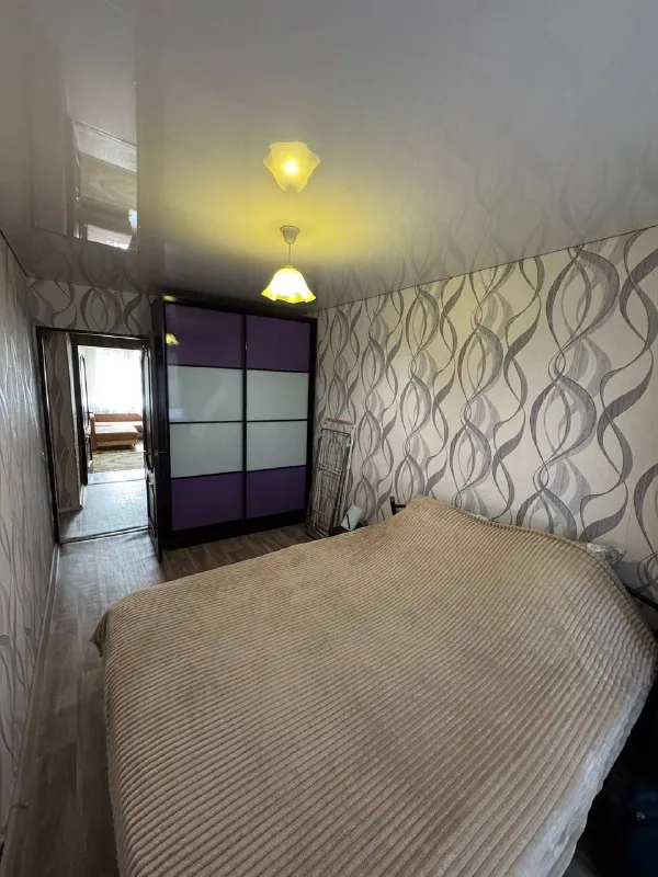 продам 3-х комнатную квартиру 🌇макеевка, центр, 6 микрорайон ( напротив велюра)📍 💦вода круглосуточно ! ✅общая  площадь 58кв. м, 4 этаж, не угловая. есть тех этаж. ❗️квартира с капитальным ремонтом ! ✅окна пластиковые, встроенная кухня, натяжные потолки. ✅санузел совмещен, отделан современной плиткой. ✅две кладовые! ✅квартира полностью укомплектована мебелью и техникой, всё останется! (кроме письменного стола, микроволновки, кресла для офиса ). 👍шикарное месторасположение: детский сад, гимназия, магазины, больница, рынок, автовокзалы. 💰цена 5 500 000 ₽ ☎️+79493418412 лилия ан терем подписаться | дать объявление - фотография - 5