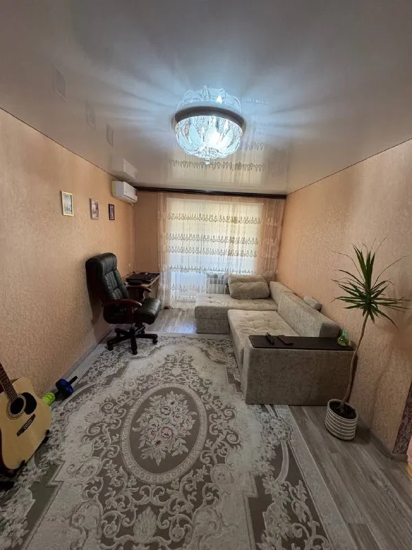 продам 3-х комнатную квартиру 🌇макеевка, центр, 6 микрорайон ( напротив велюра)📍 💦вода круглосуточно ! ✅общая  площадь 58кв. м, 4 этаж, не угловая. есть тех этаж. ❗️квартира с капитальным ремонтом ! ✅окна пластиковые, встроенная кухня, натяжные потолки. ✅санузел совмещен, отделан современной плиткой. ✅две кладовые! ✅квартира полностью укомплектована мебелью и техникой, всё останется! (кроме письменного стола, микроволновки, кресла для офиса ). 👍шикарное месторасположение: детский сад, гимназия, магазины, больница, рынок, автовокзалы. 💰цена 5 500 000 ₽ ☎️+79493418412 лилия ан терем подписаться | дать объявление - фотография - 6