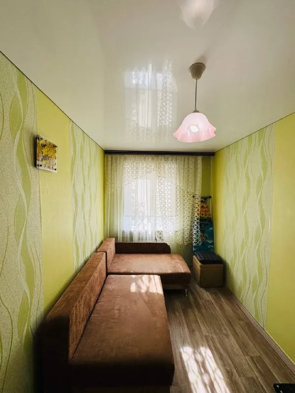 продам 3-х комнатную квартиру 🌇макеевка, центр, 6 микрорайон ( напротив велюра)📍 💦вода круглосуточно ! ✅общая  площадь 58кв. м, 4 этаж, не угловая. есть тех этаж. ❗️квартира с капитальным ремонтом ! ✅окна пластиковые, встроенная кухня, натяжные потолки. ✅санузел совмещен, отделан современной плиткой. ✅две кладовые! ✅квартира полностью укомплектована мебелью и техникой, всё останется! (кроме письменного стола, микроволновки, кресла для офиса ). 👍шикарное месторасположение: детский сад, гимназия, магазины, больница, рынок, автовокзалы. 💰цена 5 500 000 ₽ ☎️+79493418412 лилия ан терем подписаться | дать объявление - фотография - 7