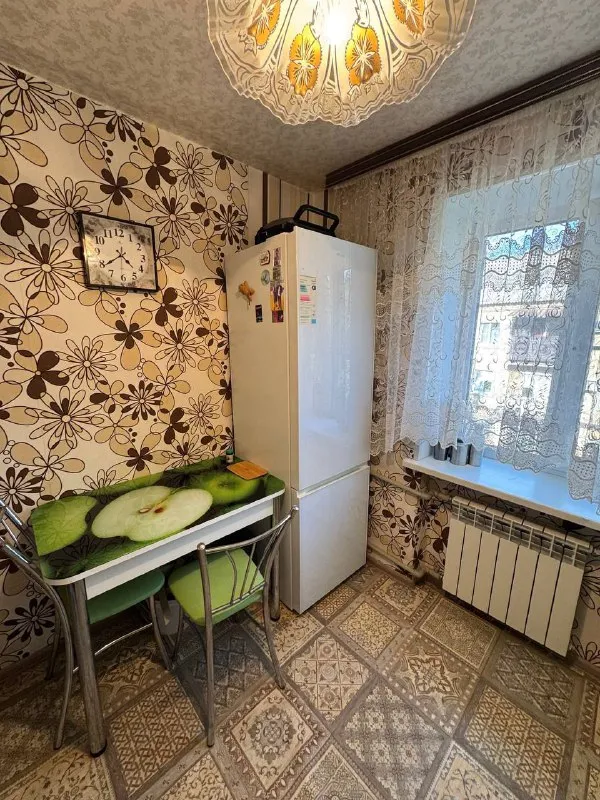 продам 3-х комнатную квартиру 🌇макеевка, центр, 6 микрорайон ( напротив велюра)📍 💦вода круглосуточно ! ✅общая  площадь 58кв. м, 4 этаж, не угловая. есть тех этаж. ❗️квартира с капитальным ремонтом ! ✅окна пластиковые, встроенная кухня, натяжные потолки. ✅санузел совмещен, отделан современной плиткой. ✅две кладовые! ✅квартира полностью укомплектована мебелью и техникой, всё останется! (кроме письменного стола, микроволновки, кресла для офиса ). 👍шикарное месторасположение: детский сад, гимназия, магазины, больница, рынок, автовокзалы. 💰цена 5 500 000 ₽ ☎️+79493418412 лилия ан терем подписаться | дать объявление - фотография - 8