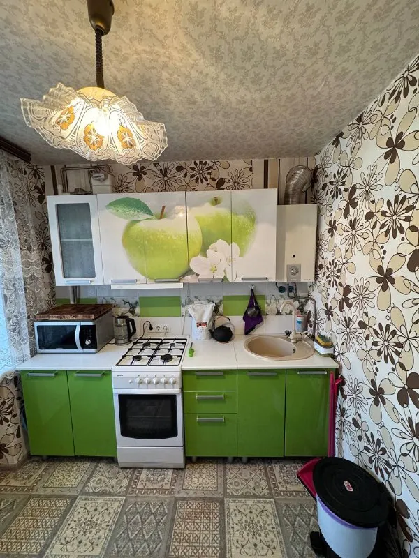 продам 3-х комнатную квартиру 🌇макеевка, центр, 6 микрорайон ( напротив велюра)📍 💦вода круглосуточно ! ✅общая  площадь 58кв. м, 4 этаж, не угловая. есть тех этаж. ❗️квартира с капитальным ремонтом ! ✅окна пластиковые, встроенная кухня, натяжные потолки. ✅санузел совмещен, отделан современной плиткой. ✅две кладовые! ✅квартира полностью укомплектована мебелью и техникой, всё останется! (кроме письменного стола, микроволновки, кресла для офиса ). 👍шикарное месторасположение: детский сад, гимназия, магазины, больница, рынок, автовокзалы. 💰цена 5 500 000 ₽ ☎️+79493418412 лилия ан терем подписаться | дать объявление - фотография - 9