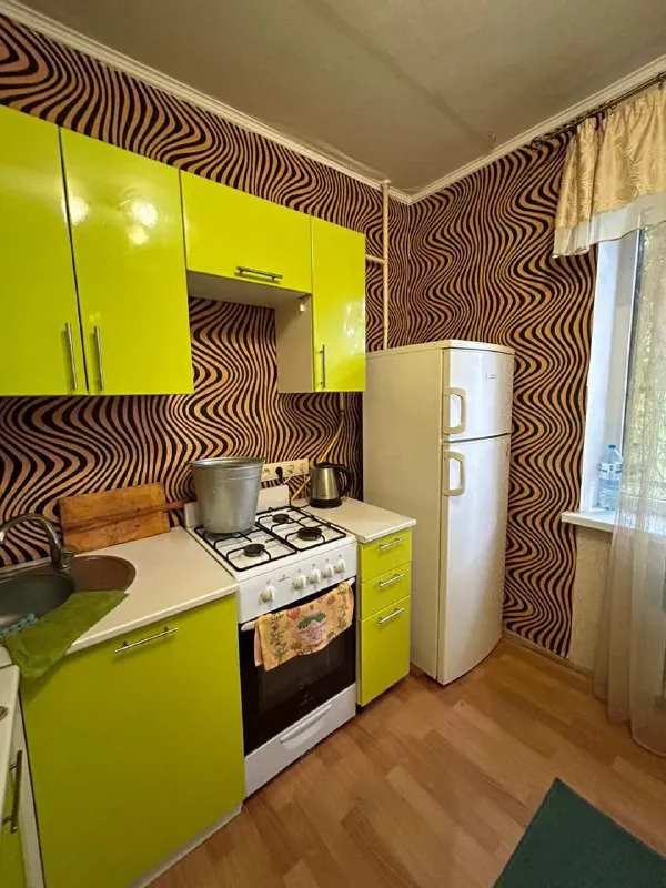 посуточно 1 комнатная квартира 🌇донецк сити донбасс арена📍 ✅с мебелью и бытовой техникой ✅полностью укомплектована: -кабельное тв, холодильник машинка автомат, духовой шкаф электрический чайник, микроволновая печь, 4 спальных места wi-fi интернет 👌отличное месторасположение дома рядом вся инфраструктура супермаркет банк остановки общественного транспорта 💰цена 3000 ₽ 📲☎️+79494307494 хозяйка подписаться | дать объявление - фотография - 2