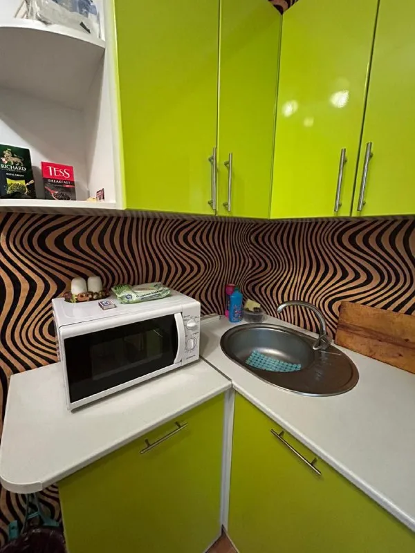 посуточно 1 комнатная квартира 🌇донецк сити донбасс арена📍 ✅с мебелью и бытовой техникой ✅полностью укомплектована: -кабельное тв, холодильник машинка автомат, духовой шкаф электрический чайник, микроволновая печь, 4 спальных места wi-fi интернет 👌отличное месторасположение дома рядом вся инфраструктура супермаркет банк остановки общественного транспорта 💰цена 3000 ₽ 📲☎️+79494307494 хозяйка подписаться | дать объявление - фотография - 3