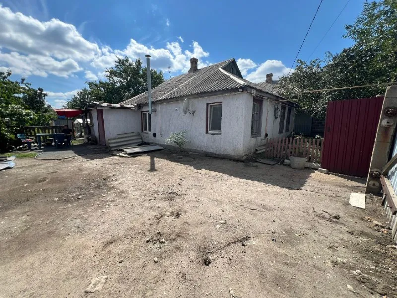 ‼️продажа дома‼️ 🏡продается отдельно стоящий дом 🗺г. донецк днр кировский район, 11 поселок, сокол-машзавод ✅дом состоит из четырёх комнат, кухня, туалет с ванная комната ✅дом газофичирован участок 10 соток земли ✅в шаговой доступности транспортная развязка, школа, детский садик, магазины ✅огород весь ухожен, много клубники, малины, ежевики, много фруктовых деревьев 🔥собственник 💴цена: 4🍋000.000 ₽ ‼️торг ☎️+7(949) 428-03-00 📨подписаться - фотография - 2