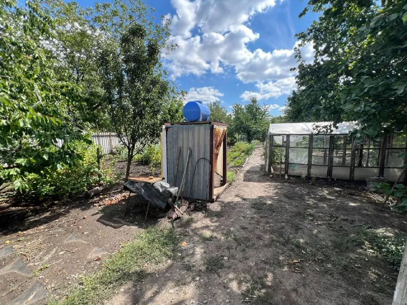 ‼️продажа дома‼️ 🏡продается отдельно стоящий дом 🗺г. донецк днр кировский район, 11 поселок, сокол-машзавод ✅дом состоит из четырёх комнат, кухня, туалет с ванная комната ✅дом газофичирован участок 10 соток земли ✅в шаговой доступности транспортная развязка, школа, детский садик, магазины ✅огород весь ухожен, много клубники, малины, ежевики, много фруктовых деревьев 🔥собственник 💴цена: 4🍋000.000 ₽ ‼️торг ☎️+7(949) 428-03-00 📨подписаться - фотография - 3