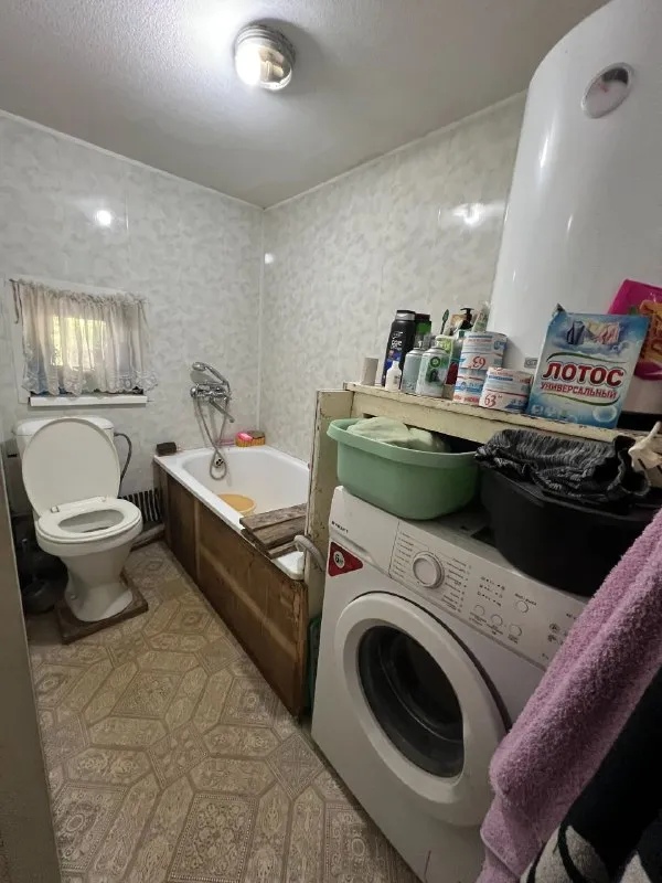 ‼️продажа дома‼️ 🏡продается отдельно стоящий дом 🗺г. донецк днр кировский район, 11 поселок, сокол-машзавод ✅дом состоит из четырёх комнат, кухня, туалет с ванная комната ✅дом газофичирован участок 10 соток земли ✅в шаговой доступности транспортная развязка, школа, детский садик, магазины ✅огород весь ухожен, много клубники, малины, ежевики, много фруктовых деревьев 🔥собственник 💴цена: 4🍋000.000 ₽ ‼️торг ☎️+7(949) 428-03-00 📨подписаться - фотография - 9