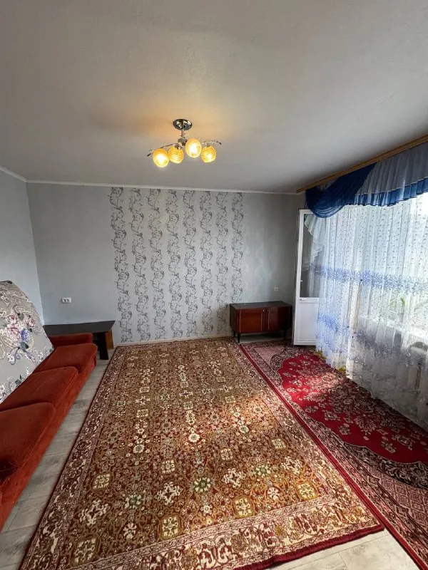 продам однокомнатную квартиру 🌇макеевка, зеленый. 📍 ✅общая площадь 32кв. м, 6 этаж 9 этажного дома, не угловая. ✅квартира с ремонтом❗️ ✅новая проводка, новая металлическая входная дверь! ✅окна пластиковые, французский балкон, трубы пластик, пол- линолеум. ✅санузел раздельный. 🎁 всё остается, кроме холодильника и телевизора. 👍шикарное месторасположение: школы, детский сад, супермаркеты, остановка, церковь. 💰цена 2 400 000 ₽ торг ☎️+79493418412 лилия ан терем подписаться | дать объявление - фотография - 2