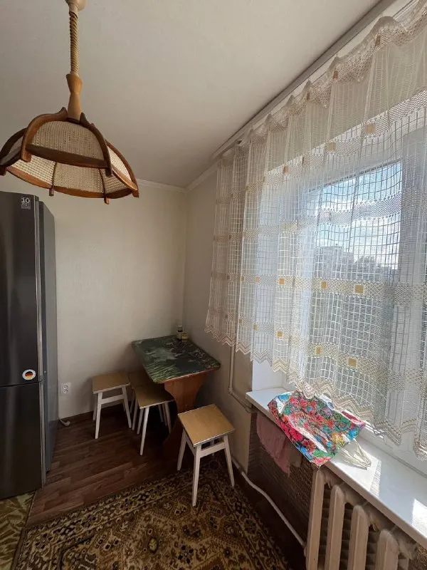 продам однокомнатную квартиру 🌇макеевка, зеленый. 📍 ✅общая площадь 32кв. м, 6 этаж 9 этажного дома, не угловая. ✅квартира с ремонтом❗️ ✅новая проводка, новая металлическая входная дверь! ✅окна пластиковые, французский балкон, трубы пластик, пол- линолеум. ✅санузел раздельный. 🎁 всё остается, кроме холодильника и телевизора. 👍шикарное месторасположение: школы, детский сад, супермаркеты, остановка, церковь. 💰цена 2 400 000 ₽ торг ☎️+79493418412 лилия ан терем подписаться | дать объявление - фотография - 5