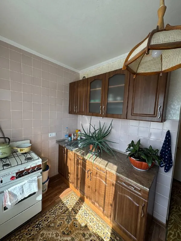 продам однокомнатную квартиру 🌇макеевка, зеленый. 📍 ✅общая площадь 32кв. м, 6 этаж 9 этажного дома, не угловая. ✅квартира с ремонтом❗️ ✅новая проводка, новая металлическая входная дверь! ✅окна пластиковые, французский балкон, трубы пластик, пол- линолеум. ✅санузел раздельный. 🎁 всё остается, кроме холодильника и телевизора. 👍шикарное месторасположение: школы, детский сад, супермаркеты, остановка, церковь. 💰цена 2 400 000 ₽ торг ☎️+79493418412 лилия ан терем подписаться | дать объявление - фотография - 6