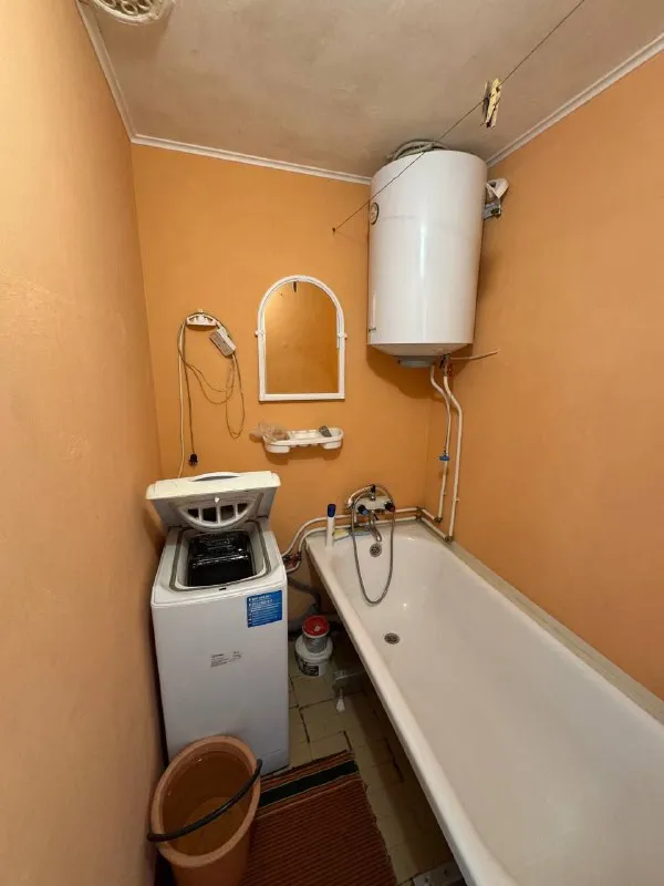 продам однокомнатную квартиру 🌇макеевка, зеленый. 📍 ✅общая площадь 32кв. м, 6 этаж 9 этажного дома, не угловая. ✅квартира с ремонтом❗️ ✅новая проводка, новая металлическая входная дверь! ✅окна пластиковые, французский балкон, трубы пластик, пол- линолеум. ✅санузел раздельный. 🎁 всё остается, кроме холодильника и телевизора. 👍шикарное месторасположение: школы, детский сад, супермаркеты, остановка, церковь. 💰цена 2 400 000 ₽ торг ☎️+79493418412 лилия ан терем подписаться | дать объявление - фотография - 7