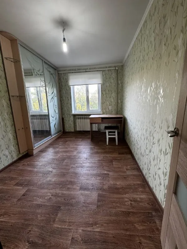 продаю 2-х комнатную квартиру в макеевке, пересечение ул. ленина и ул. новой (301-й донецкой дивизии). информация об объекте: - общая площадь 42,5 м, кухня 6,64 м - квартира расположена на 4 этаже - дом после капитального ремонта (утепление стен, ремонт крыши, ремонт в подъезде площадок, придомовая территория); - в квартире произведен капитальный ремонт в 2021 году (с заменой проводки, труб и батарей отопления); - новые пластиковые окна; - в кухне новая встраиваемая кухня, стиральная машинка, газовая колонка, холодильник; - газовый счётчик; - установлены современные межкомнатные и входные двери; - документы готовы к продаже; - прописанных и долгов нет. цена 4.5 млн. руб. (возможен торг). ☎️ звоните или пишите в телеграм +7(949) 302-85-72 алина. - фотография - 2