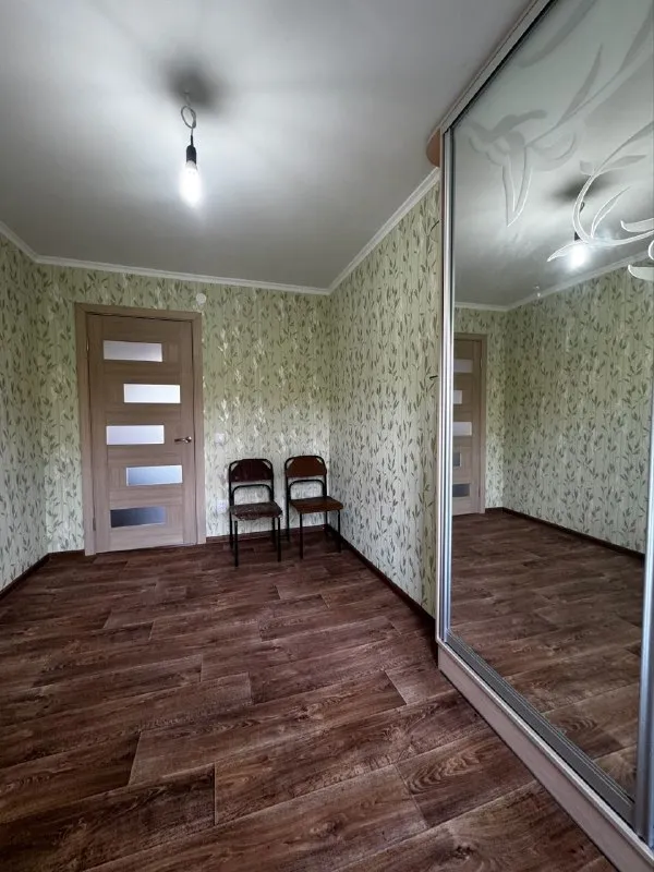 продаю 2-х комнатную квартиру в макеевке, пересечение ул. ленина и ул. новой (301-й донецкой дивизии). информация об объекте: - общая площадь 42,5 м, кухня 6,64 м - квартира расположена на 4 этаже - дом после капитального ремонта (утепление стен, ремонт крыши, ремонт в подъезде площадок, придомовая территория); - в квартире произведен капитальный ремонт в 2021 году (с заменой проводки, труб и батарей отопления); - новые пластиковые окна; - в кухне новая встраиваемая кухня, стиральная машинка, газовая колонка, холодильник; - газовый счётчик; - установлены современные межкомнатные и входные двери; - документы готовы к продаже; - прописанных и долгов нет. цена 4.5 млн. руб. (возможен торг). ☎️ звоните или пишите в телеграм +7(949) 302-85-72 алина. - фотография - 3