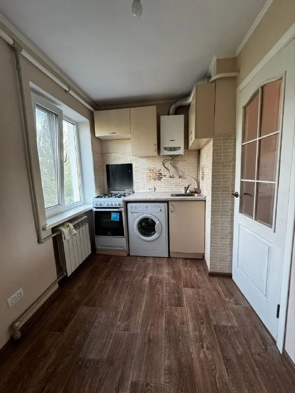 продаю 2-х комнатную квартиру в макеевке, пересечение ул. ленина и ул. новой (301-й донецкой дивизии). информация об объекте: - общая площадь 42,5 м, кухня 6,64 м - квартира расположена на 4 этаже - дом после капитального ремонта (утепление стен, ремонт крыши, ремонт в подъезде площадок, придомовая территория); - в квартире произведен капитальный ремонт в 2021 году (с заменой проводки, труб и батарей отопления); - новые пластиковые окна; - в кухне новая встраиваемая кухня, стиральная машинка, газовая колонка, холодильник; - газовый счётчик; - установлены современные межкомнатные и входные двери; - документы готовы к продаже; - прописанных и долгов нет. цена 4.5 млн. руб. (возможен торг). ☎️ звоните или пишите в телеграм +7(949) 302-85-72 алина. - фотография - 4