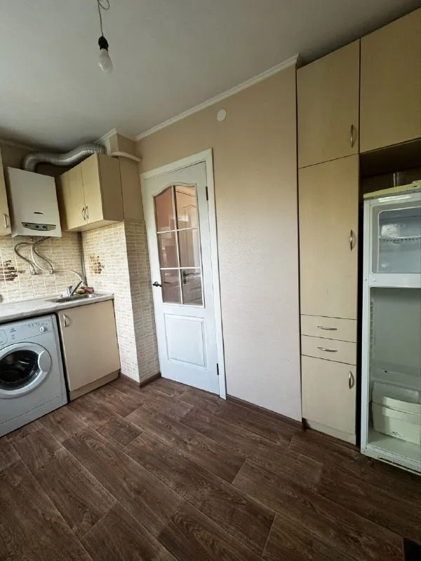 продаю 2-х комнатную квартиру в макеевке, пересечение ул. ленина и ул. новой (301-й донецкой дивизии). информация об объекте: - общая площадь 42,5 м, кухня 6,64 м - квартира расположена на 4 этаже - дом после капитального ремонта (утепление стен, ремонт крыши, ремонт в подъезде площадок, придомовая территория); - в квартире произведен капитальный ремонт в 2021 году (с заменой проводки, труб и батарей отопления); - новые пластиковые окна; - в кухне новая встраиваемая кухня, стиральная машинка, газовая колонка, холодильник; - газовый счётчик; - установлены современные межкомнатные и входные двери; - документы готовы к продаже; - прописанных и долгов нет. цена 4.5 млн. руб. (возможен торг). ☎️ звоните или пишите в телеграм +7(949) 302-85-72 алина. - фотография - 5