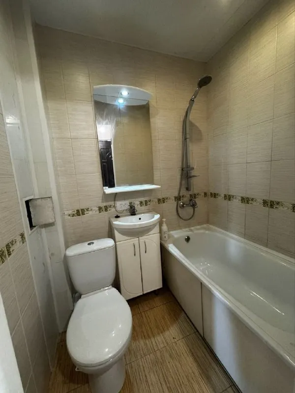 продаю 2-х комнатную квартиру в макеевке, пересечение ул. ленина и ул. новой (301-й донецкой дивизии). информация об объекте: - общая площадь 42,5 м, кухня 6,64 м - квартира расположена на 4 этаже - дом после капитального ремонта (утепление стен, ремонт крыши, ремонт в подъезде площадок, придомовая территория); - в квартире произведен капитальный ремонт в 2021 году (с заменой проводки, труб и батарей отопления); - новые пластиковые окна; - в кухне новая встраиваемая кухня, стиральная машинка, газовая колонка, холодильник; - газовый счётчик; - установлены современные межкомнатные и входные двери; - документы готовы к продаже; - прописанных и долгов нет. цена 4.5 млн. руб. (возможен торг). ☎️ звоните или пишите в телеграм +7(949) 302-85-72 алина. - фотография - 6