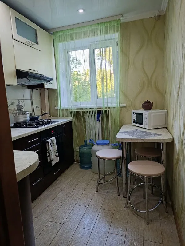 📜сдается посуточно 1-комнатная квартира. 🗒г. донецк 🌆 пролетарский район, ул. раздольная 🤓уютная квартира для вашего комфортного проживания. чистота и безопасность - тщательная уборка и дезинфекция после каждого гостя. полная комплектация - wi-fi, телевизор, кондиционер, горячая вода (колонка) по графику, фен, утюг, стиральная машина, тапочки, средства гигиены, чистые полотенца и постельное белье. удобная кухня - с необходимой посудой, микроволновой печью и электрочайником. удобная лоджия для курения. вода холодная, горячая 24/7 квартира не сдается для вечеринок и шумных компаний. заезд в 13.30. выезд 12.00. 💸5000 руб/сутки + 5000 залог. ☎️+79498479831  ирина аренда днр - фотография - 6