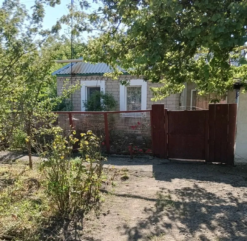 ‼️продажа дома‼️ 🏡продажа небольшой газ. дом 48м2🗺г. харцызск днр на трубной стороне (р-н ош6), рядом жд вокзал, рынок ✅дом частично обложен кирпичом, 3 жилых комнаты, кухня, коридор, санузел, пристройка ✅состояние жилое, остается частично мебель и быт. техника ✅вода в доме, центральная канализация, новое оагв, газ. колонка, состояние жилое ✅участок 6 соток, флигель, хоз. постройки, колодец 🧾документы готовы 🔥собственник 💴цена: 2🍋200.000 рублей ‼️небольшой торг ☎️+7(949) 429-34-35 📨подписаться - фотография - 1