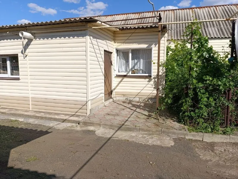 ‼продам газифицированный дом в петровском районе г. донецка (ориентир: шахты им. челюскинцев) 💰3500 000рублей💰 ‼ ✅общей площадью 76,2 кв. м. в доме установлены пластиковые окна. новая электропроводка, в зале одна стена может дополнительно отапливаться электричеством. в прихожей-котельной установлены два котла: двухконтурный газовый и твердотопливный. водопровод из пластиковых труб. состояние дома полностью жилое. ✅вся бытовая техника, мебель и инструменты входит в стоимость, заходи и живи. входная дверь в дом металлическая, из листа 4 мм, качественная. для ремонта санузла закуплена керамическая плитка для стен и пола. все смесители новые. установлен новый водомер в июне 2025 г. подача воды стабильная, по графику. в ванной комнате установлена новая насосная станция и резервуар для воды, что делает водоснабжение в доме постоянным. ✅двор большой, для 2 автомобилей, асфальтирован. ✅во дворе находятся капитальные летний душ с новым пластиковым баком на 200 л и уличный туалет. ✅большой ухоженный огород (участок 22 сотки) ✅собственник. документы готовы, прописанных нет. 📞звоните: + 7 949 575 98 46 - андрей ан "новый донбасс" - фотография - 2