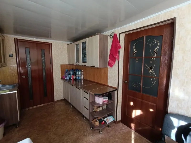 ‼продам газифицированный дом в петровском районе г. донецка (ориентир: шахты им. челюскинцев) 💰3500 000рублей💰 ‼ ✅общей площадью 76,2 кв. м. в доме установлены пластиковые окна. новая электропроводка, в зале одна стена может дополнительно отапливаться электричеством. в прихожей-котельной установлены два котла: двухконтурный газовый и твердотопливный. водопровод из пластиковых труб. состояние дома полностью жилое. ✅вся бытовая техника, мебель и инструменты входит в стоимость, заходи и живи. входная дверь в дом металлическая, из листа 4 мм, качественная. для ремонта санузла закуплена керамическая плитка для стен и пола. все смесители новые. установлен новый водомер в июне 2025 г. подача воды стабильная, по графику. в ванной комнате установлена новая насосная станция и резервуар для воды, что делает водоснабжение в доме постоянным. ✅двор большой, для 2 автомобилей, асфальтирован. ✅во дворе находятся капитальные летний душ с новым пластиковым баком на 200 л и уличный туалет. ✅большой ухоженный огород (участок 22 сотки) ✅собственник. документы готовы, прописанных нет. 📞звоните: + 7 949 575 98 46 - андрей ан "новый донбасс" - фотография - 3