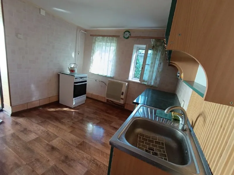 ‼продам газифицированный дом в петровском районе г. донецка (ориентир: шахты им. челюскинцев) 💰3500 000рублей💰 ‼ ✅общей площадью 76,2 кв. м. в доме установлены пластиковые окна. новая электропроводка, в зале одна стена может дополнительно отапливаться электричеством. в прихожей-котельной установлены два котла: двухконтурный газовый и твердотопливный. водопровод из пластиковых труб. состояние дома полностью жилое. ✅вся бытовая техника, мебель и инструменты входит в стоимость, заходи и живи. входная дверь в дом металлическая, из листа 4 мм, качественная. для ремонта санузла закуплена керамическая плитка для стен и пола. все смесители новые. установлен новый водомер в июне 2025 г. подача воды стабильная, по графику. в ванной комнате установлена новая насосная станция и резервуар для воды, что делает водоснабжение в доме постоянным. ✅двор большой, для 2 автомобилей, асфальтирован. ✅во дворе находятся капитальные летний душ с новым пластиковым баком на 200 л и уличный туалет. ✅большой ухоженный огород (участок 22 сотки) ✅собственник. документы готовы, прописанных нет. 📞звоните: + 7 949 575 98 46 - андрей ан "новый донбасс" - фотография - 4