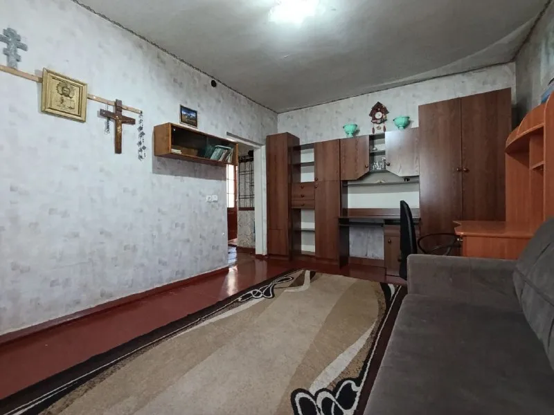 ‼продам газифицированный дом в петровском районе г. донецка (ориентир: шахты им. челюскинцев) 💰3500 000рублей💰 ‼ ✅общей площадью 76,2 кв. м. в доме установлены пластиковые окна. новая электропроводка, в зале одна стена может дополнительно отапливаться электричеством. в прихожей-котельной установлены два котла: двухконтурный газовый и твердотопливный. водопровод из пластиковых труб. состояние дома полностью жилое. ✅вся бытовая техника, мебель и инструменты входит в стоимость, заходи и живи. входная дверь в дом металлическая, из листа 4 мм, качественная. для ремонта санузла закуплена керамическая плитка для стен и пола. все смесители новые. установлен новый водомер в июне 2025 г. подача воды стабильная, по графику. в ванной комнате установлена новая насосная станция и резервуар для воды, что делает водоснабжение в доме постоянным. ✅двор большой, для 2 автомобилей, асфальтирован. ✅во дворе находятся капитальные летний душ с новым пластиковым баком на 200 л и уличный туалет. ✅большой ухоженный огород (участок 22 сотки) ✅собственник. документы готовы, прописанных нет. 📞звоните: + 7 949 575 98 46 - андрей ан "новый донбасс" - фотография - 5