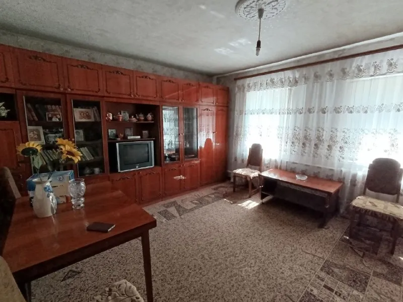 ‼продам газифицированный дом в петровском районе г. донецка (ориентир: шахты им. челюскинцев) 💰3500 000рублей💰 ‼ ✅общей площадью 76,2 кв. м. в доме установлены пластиковые окна. новая электропроводка, в зале одна стена может дополнительно отапливаться электричеством. в прихожей-котельной установлены два котла: двухконтурный газовый и твердотопливный. водопровод из пластиковых труб. состояние дома полностью жилое. ✅вся бытовая техника, мебель и инструменты входит в стоимость, заходи и живи. входная дверь в дом металлическая, из листа 4 мм, качественная. для ремонта санузла закуплена керамическая плитка для стен и пола. все смесители новые. установлен новый водомер в июне 2025 г. подача воды стабильная, по графику. в ванной комнате установлена новая насосная станция и резервуар для воды, что делает водоснабжение в доме постоянным. ✅двор большой, для 2 автомобилей, асфальтирован. ✅во дворе находятся капитальные летний душ с новым пластиковым баком на 200 л и уличный туалет. ✅большой ухоженный огород (участок 22 сотки) ✅собственник. документы готовы, прописанных нет. 📞звоните: + 7 949 575 98 46 - андрей ан "новый донбасс" - фотография - 7