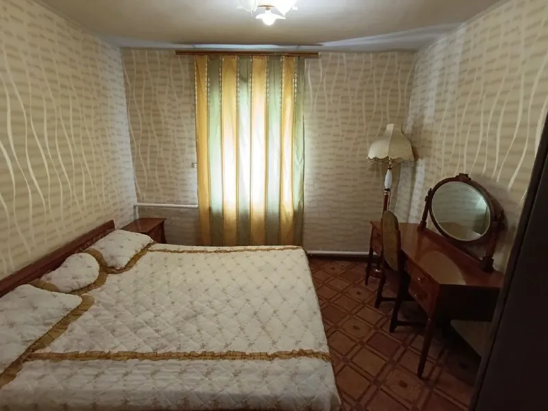 ‼продам газифицированный дом в петровском районе г. донецка (ориентир: шахты им. челюскинцев) 💰3500 000рублей💰 ‼ ✅общей площадью 76,2 кв. м. в доме установлены пластиковые окна. новая электропроводка, в зале одна стена может дополнительно отапливаться электричеством. в прихожей-котельной установлены два котла: двухконтурный газовый и твердотопливный. водопровод из пластиковых труб. состояние дома полностью жилое. ✅вся бытовая техника, мебель и инструменты входит в стоимость, заходи и живи. входная дверь в дом металлическая, из листа 4 мм, качественная. для ремонта санузла закуплена керамическая плитка для стен и пола. все смесители новые. установлен новый водомер в июне 2025 г. подача воды стабильная, по графику. в ванной комнате установлена новая насосная станция и резервуар для воды, что делает водоснабжение в доме постоянным. ✅двор большой, для 2 автомобилей, асфальтирован. ✅во дворе находятся капитальные летний душ с новым пластиковым баком на 200 л и уличный туалет. ✅большой ухоженный огород (участок 22 сотки) ✅собственник. документы готовы, прописанных нет. 📞звоните: + 7 949 575 98 46 - андрей ан "новый донбасс" - фотография - 8