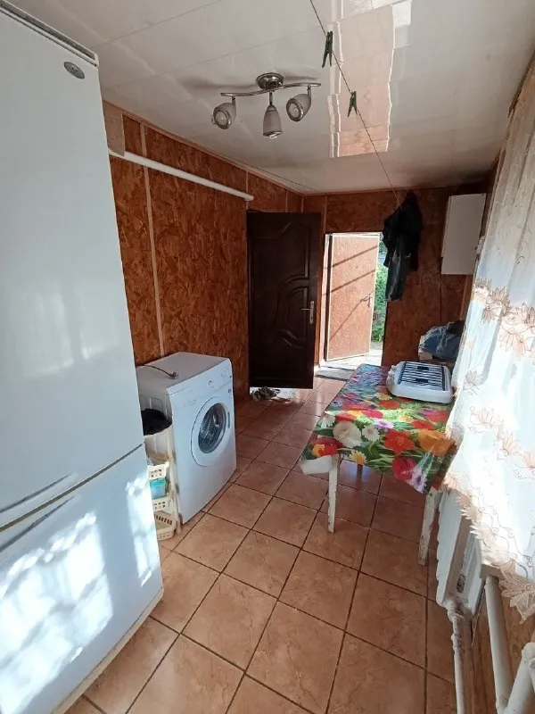 ‼продам газифицированный дом в петровском районе г. донецка (ориентир: шахты им. челюскинцев) 💰3500 000рублей💰 ‼ ✅общей площадью 76,2 кв. м. в доме установлены пластиковые окна. новая электропроводка, в зале одна стена может дополнительно отапливаться электричеством. в прихожей-котельной установлены два котла: двухконтурный газовый и твердотопливный. водопровод из пластиковых труб. состояние дома полностью жилое. ✅вся бытовая техника, мебель и инструменты входит в стоимость, заходи и живи. входная дверь в дом металлическая, из листа 4 мм, качественная. для ремонта санузла закуплена керамическая плитка для стен и пола. все смесители новые. установлен новый водомер в июне 2025 г. подача воды стабильная, по графику. в ванной комнате установлена новая насосная станция и резервуар для воды, что делает водоснабжение в доме постоянным. ✅двор большой, для 2 автомобилей, асфальтирован. ✅во дворе находятся капитальные летний душ с новым пластиковым баком на 200 л и уличный туалет. ✅большой ухоженный огород (участок 22 сотки) ✅собственник. документы готовы, прописанных нет. 📞звоните: + 7 949 575 98 46 - андрей ан "новый донбасс" - фотография - 9