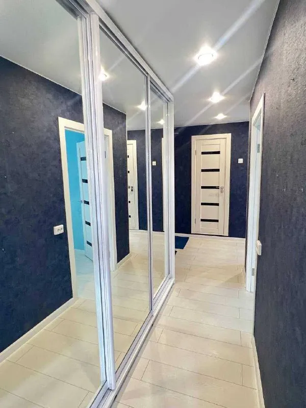 посуточно 2х комнатная квартира 🌇донецк ворошиловский район📍 ✅чистая и с новым ремонтом. в квартире имеется: - 💦горячая/холодная вода круглосуточно. - микроволновая печь, холодильник, чайник, стиральная машина, телевизор, wi-fi. ✅имеется вся необходимая посуда 🧼 в квартире есть средства личной гигиены, постельное белье и полотенца. 💰наличный и безналичный расчет. 🕒 выселение в 12:00, заселение ⏰ в 13:00 (заезд обговаривается заранее). 💰цена аренды от 4500₽ в сутки. 🏘 для бронирования пишите в л/с 📲 @viktoriaasycheva 📲☎️+79493159282 подписаться | дать объявление - фотография - 2