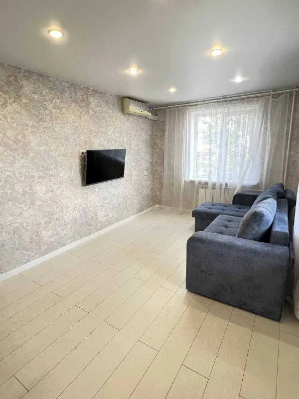 посуточно 2х комнатная квартира 🌇донецк ворошиловский район📍 ✅чистая и с новым ремонтом. в квартире имеется: - 💦горячая/холодная вода круглосуточно. - микроволновая печь, холодильник, чайник, стиральная машина, телевизор, wi-fi. ✅имеется вся необходимая посуда 🧼 в квартире есть средства личной гигиены, постельное белье и полотенца. 💰наличный и безналичный расчет. 🕒 выселение в 12:00, заселение ⏰ в 13:00 (заезд обговаривается заранее). 💰цена аренды от 4500₽ в сутки. 🏘 для бронирования пишите в л/с 📲 @viktoriaasycheva 📲☎️+79493159282 подписаться | дать объявление - фотография - 3