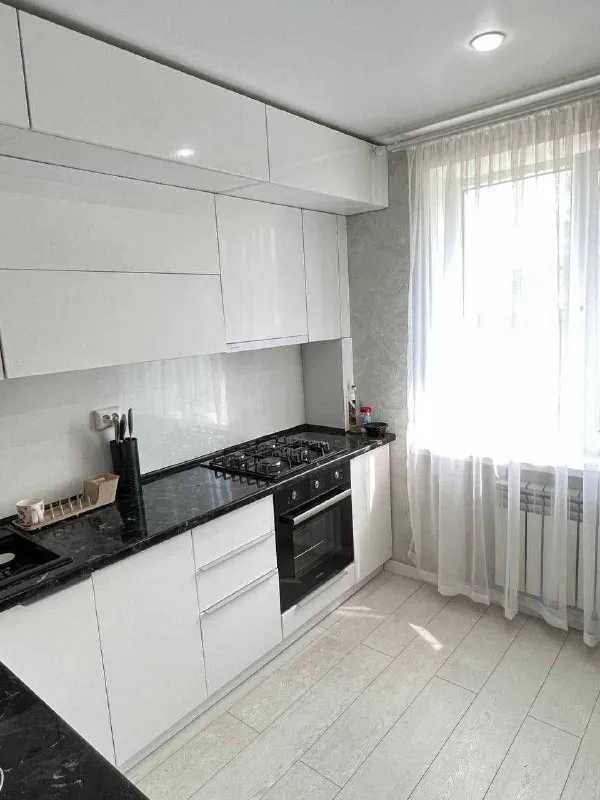 посуточно 2х комнатная квартира 🌇донецк ворошиловский район📍 ✅чистая и с новым ремонтом. в квартире имеется: - 💦горячая/холодная вода круглосуточно. - микроволновая печь, холодильник, чайник, стиральная машина, телевизор, wi-fi. ✅имеется вся необходимая посуда 🧼 в квартире есть средства личной гигиены, постельное белье и полотенца. 💰наличный и безналичный расчет. 🕒 выселение в 12:00, заселение ⏰ в 13:00 (заезд обговаривается заранее). 💰цена аренды от 4500₽ в сутки. 🏘 для бронирования пишите в л/с 📲 @viktoriaasycheva 📲☎️+79493159282 подписаться | дать объявление - фотография - 4