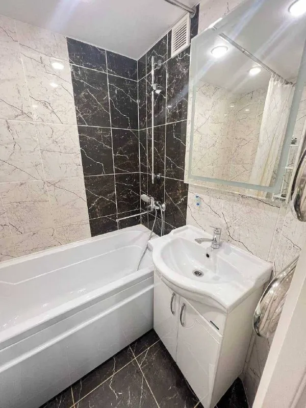 посуточно 2х комнатная квартира 🌇донецк ворошиловский район📍 ✅чистая и с новым ремонтом. в квартире имеется: - 💦горячая/холодная вода круглосуточно. - микроволновая печь, холодильник, чайник, стиральная машина, телевизор, wi-fi. ✅имеется вся необходимая посуда 🧼 в квартире есть средства личной гигиены, постельное белье и полотенца. 💰наличный и безналичный расчет. 🕒 выселение в 12:00, заселение ⏰ в 13:00 (заезд обговаривается заранее). 💰цена аренды от 4500₽ в сутки. 🏘 для бронирования пишите в л/с 📲 @viktoriaasycheva 📲☎️+79493159282 подписаться | дать объявление - фотография - 5