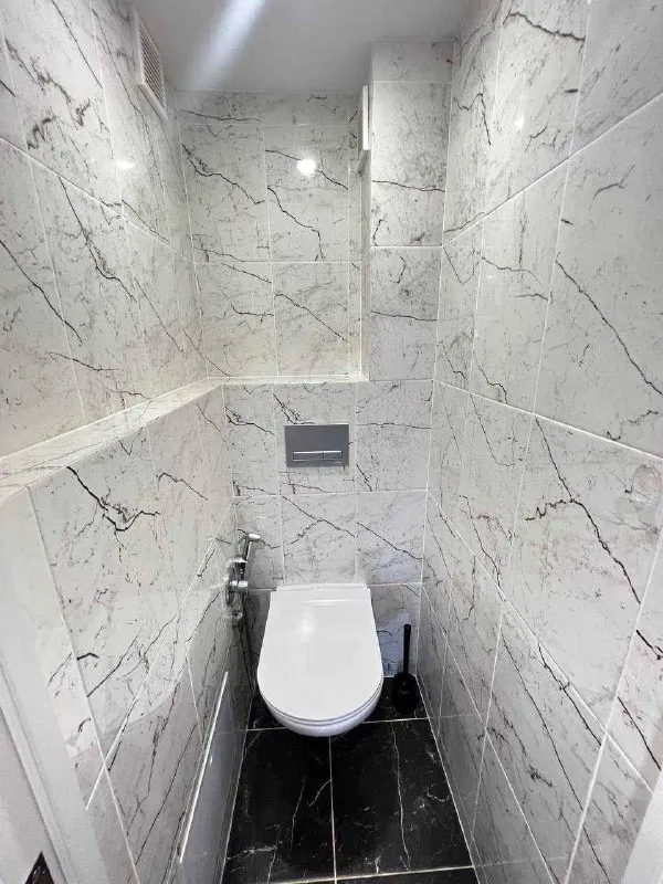 посуточно 2х комнатная квартира 🌇донецк ворошиловский район📍 ✅чистая и с новым ремонтом. в квартире имеется: - 💦горячая/холодная вода круглосуточно. - микроволновая печь, холодильник, чайник, стиральная машина, телевизор, wi-fi. ✅имеется вся необходимая посуда 🧼 в квартире есть средства личной гигиены, постельное белье и полотенца. 💰наличный и безналичный расчет. 🕒 выселение в 12:00, заселение ⏰ в 13:00 (заезд обговаривается заранее). 💰цена аренды от 4500₽ в сутки. 🏘 для бронирования пишите в л/с 📲 @viktoriaasycheva 📲☎️+79493159282 подписаться | дать объявление - фотография - 6