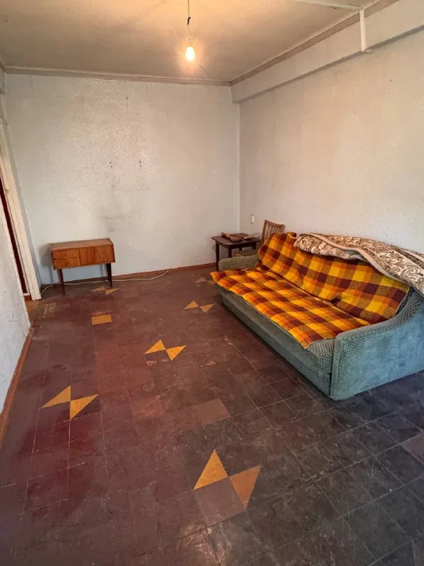 ‼️продажа! пл. шахтерская‼️ продажа! ориентир- киевский проспект, пл. шахтерская. квартира под ремонт. 5/5 ти, крыша не течет. комнаты раздельные, общая площадь 42 кв. , без балкона ( эркер), дом панельный, отличное месторасположение! документы готовы! собственник на сделке цена 2,500,000р! +79494181407 галина ан - фотография - 2