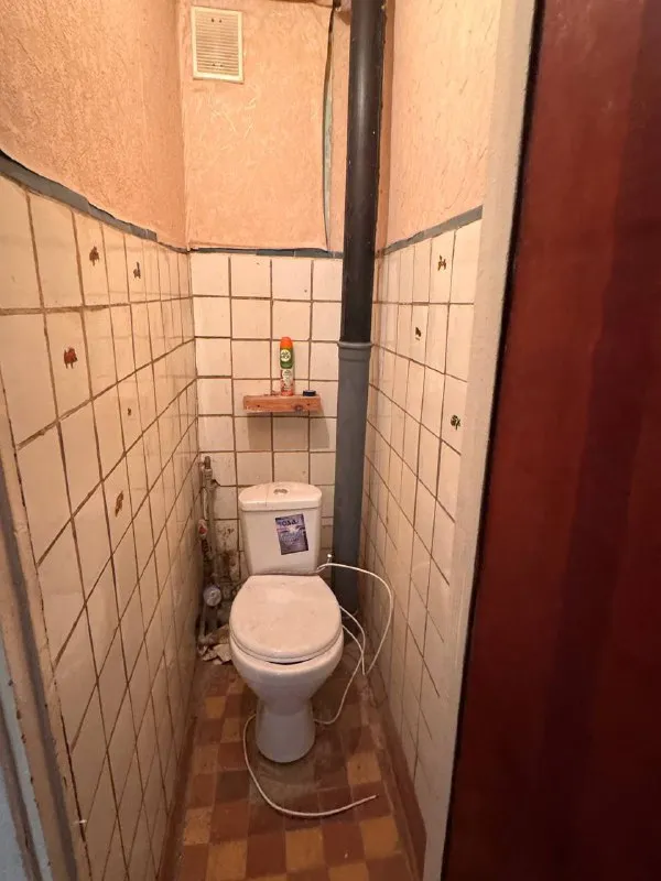 ‼️продажа! пл. шахтерская‼️ продажа! ориентир- киевский проспект, пл. шахтерская. квартира под ремонт. 5/5 ти, крыша не течет. комнаты раздельные, общая площадь 42 кв. , без балкона ( эркер), дом панельный, отличное месторасположение! документы готовы! собственник на сделке цена 2,500,000р! +79494181407 галина ан - фотография - 5