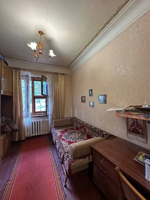 продажа двухкомнатной квартиры 🌇город донецк, площадь бакинских комиссаров📍 ✅этажность 1-2 х. ✅квартира в хорошем жилом состоянии, окна качественная столярка, потолки высокие. 🎁продается с мебелью и быт техникой. 💦вода идет! 🔥в стоимость входит гараж и сарай( курятник) 📑документы готовы! 🙅никто не прописан 💰цена 4 300 000 ₽ + торг! 📲☎️+79493268382 виктория ан подписаться | дать объявление - фотография - 3