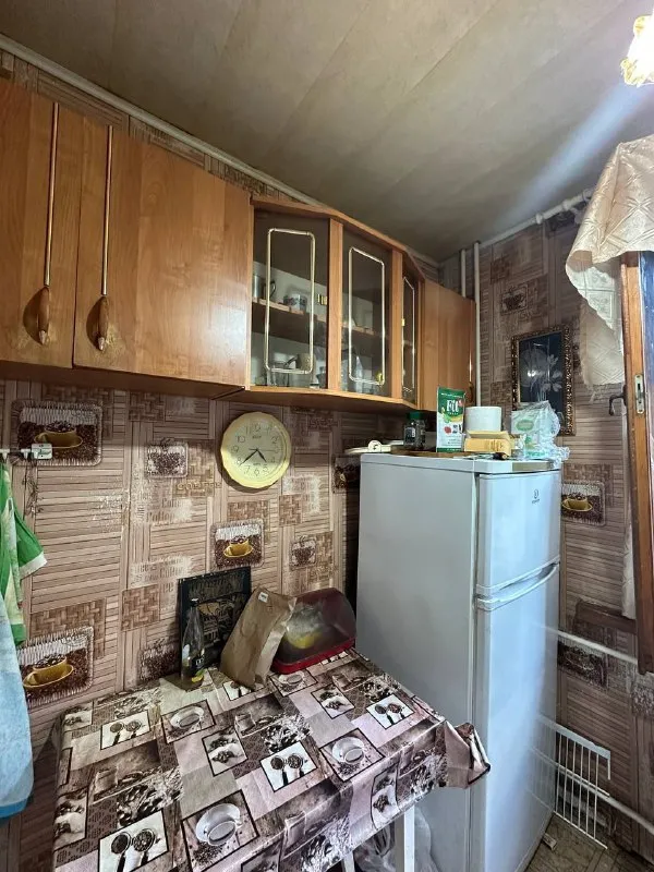 продажа двухкомнатной квартиры 🌇город донецк, площадь бакинских комиссаров📍 ✅этажность 1-2 х. ✅квартира в хорошем жилом состоянии, окна качественная столярка, потолки высокие. 🎁продается с мебелью и быт техникой. 💦вода идет! 🔥в стоимость входит гараж и сарай( курятник) 📑документы готовы! 🙅никто не прописан 💰цена 4 300 000 ₽ + торг! 📲☎️+79493268382 виктория ан подписаться | дать объявление - фотография - 5