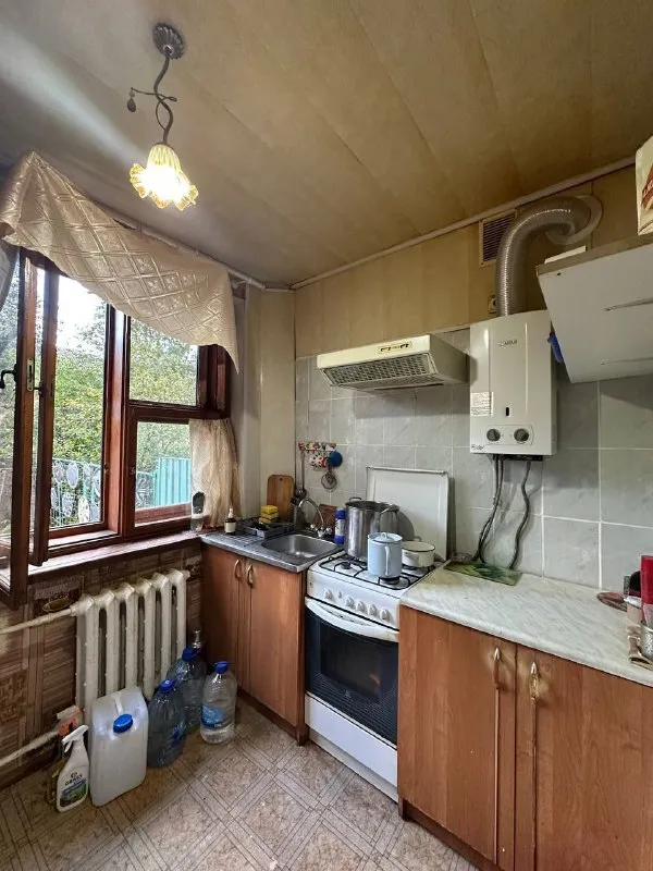 продажа двухкомнатной квартиры 🌇город донецк, площадь бакинских комиссаров📍 ✅этажность 1-2 х. ✅квартира в хорошем жилом состоянии, окна качественная столярка, потолки высокие. 🎁продается с мебелью и быт техникой. 💦вода идет! 🔥в стоимость входит гараж и сарай( курятник) 📑документы готовы! 🙅никто не прописан 💰цена 4 300 000 ₽ + торг! 📲☎️+79493268382 виктория ан подписаться | дать объявление - фотография - 6