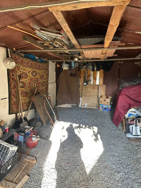 продажа двухкомнатной квартиры 🌇город донецк, площадь бакинских комиссаров📍 ✅этажность 1-2 х. ✅квартира в хорошем жилом состоянии, окна качественная столярка, потолки высокие. 🎁продается с мебелью и быт техникой. 💦вода идет! 🔥в стоимость входит гараж и сарай( курятник) 📑документы готовы! 🙅никто не прописан 💰цена 4 300 000 ₽ + торг! 📲☎️+79493268382 виктория ан подписаться | дать объявление - фотография - 9