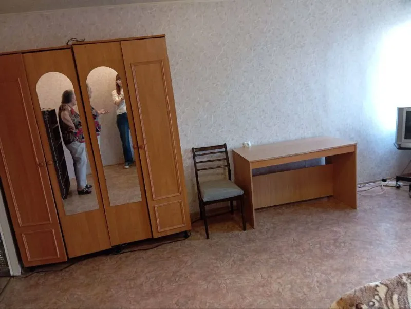 аренда однокомнатной квартиры 🌇донецк, калининский район, ул. разенкова📍 ✅этажность 6/9 🌎рядом пр. ильича, мединститут, прекрасная транспортная развязка. ✅есть всё необходимое для проживания. 💦воду  временно можно набирать внизу в подъезде, работает 2 лифта! 💰цена 10 000 ₽ + коммуналка! 📲☎️+79493268382 виктория ан подписаться | дать объявление - фотография - 2