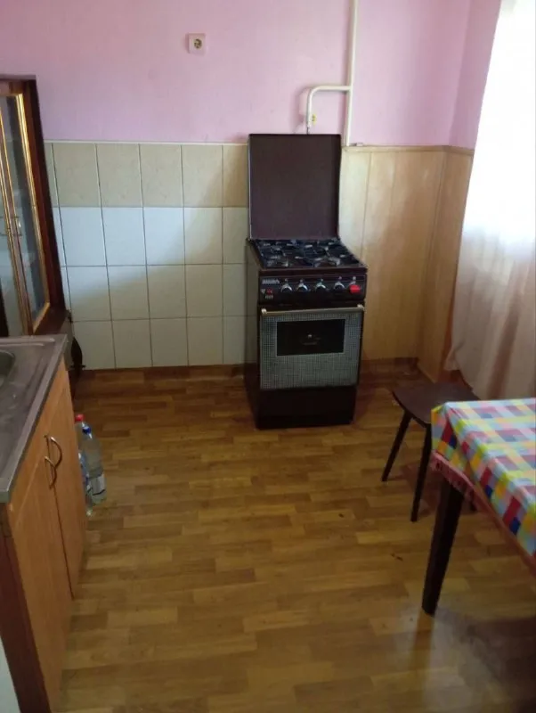 аренда однокомнатной квартиры 🌇донецк, калининский район, ул. разенкова📍 ✅этажность 6/9 🌎рядом пр. ильича, мединститут, прекрасная транспортная развязка. ✅есть всё необходимое для проживания. 💦воду  временно можно набирать внизу в подъезде, работает 2 лифта! 💰цена 10 000 ₽ + коммуналка! 📲☎️+79493268382 виктория ан подписаться | дать объявление - фотография - 7