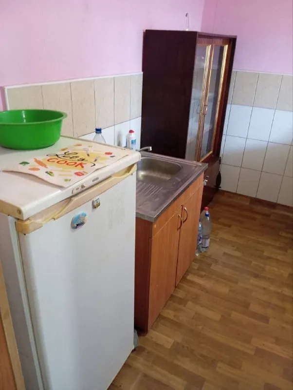 аренда однокомнатной квартиры 🌇донецк, калининский район, ул. разенкова📍 ✅этажность 6/9 🌎рядом пр. ильича, мединститут, прекрасная транспортная развязка. ✅есть всё необходимое для проживания. 💦воду  временно можно набирать внизу в подъезде, работает 2 лифта! 💰цена 10 000 ₽ + коммуналка! 📲☎️+79493268382 виктория ан подписаться | дать объявление - фотография - 8