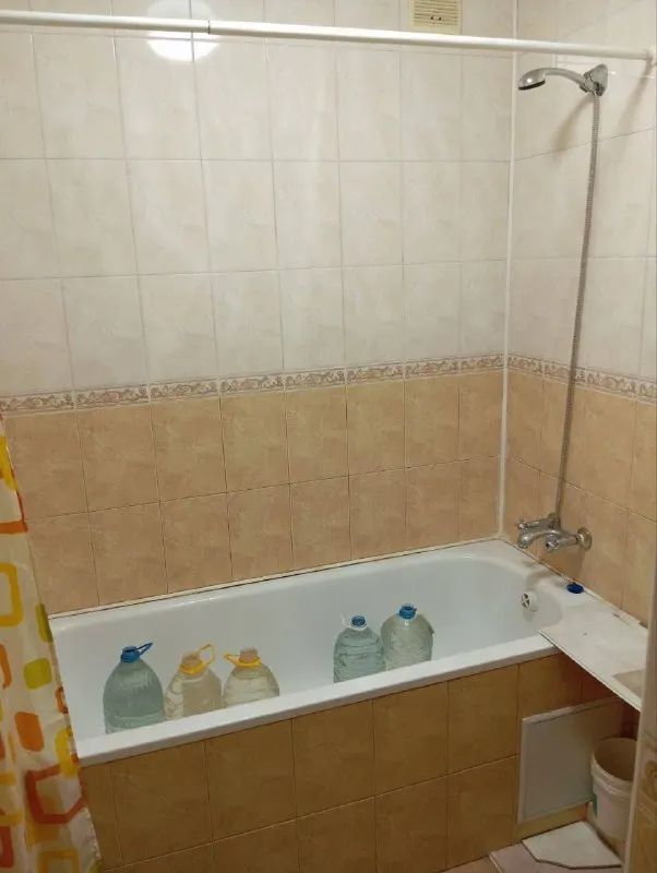 аренда однокомнатной квартиры 🌇донецк, калининский район, ул. разенкова📍 ✅этажность 6/9 🌎рядом пр. ильича, мединститут, прекрасная транспортная развязка. ✅есть всё необходимое для проживания. 💦воду  временно можно набирать внизу в подъезде, работает 2 лифта! 💰цена 10 000 ₽ + коммуналка! 📲☎️+79493268382 виктория ан подписаться | дать объявление - фотография - 9