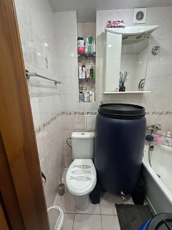 ‼️срочная продажа‼️ продам однокомнатную квартиру 🌇донецк, калининский район бульвар шевченко📍 ✅этажность 4-5ти, не угловая. ✅квартира с качественным ремонтом. ✅встроенная кухня, холодильник, современная мебель. ✅новый балкон со шкафом для хранения. 💧вода по графику, накопительная си. .. шагом к новому скверу строитель. ❗️ ✅документы готовы! никто не прописан. собственник на сделке. 💰цена 3 600 000 ₽ реальному покупателю серьезная скидка❗️❗️ 📲☎️+79493282386 ольга ан подписаться | дать объявление - фотография - 10