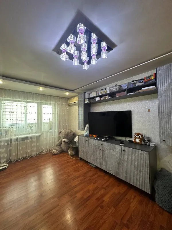 ‼️срочная продажа‼️ продам однокомнатную квартиру 🌇донецк, калининский район бульвар шевченко📍 ✅этажность 4-5ти, не угловая. ✅квартира с качественным ремонтом. ✅встроенная кухня, холодильник, современная мебель. ✅новый балкон со шкафом для хранения. 💧вода по графику, накопительная си. .. шагом к новому скверу строитель. ❗️ ✅документы готовы! никто не прописан. собственник на сделке. 💰цена 3 600 000 ₽ реальному покупателю серьезная скидка❗️❗️ 📲☎️+79493282386 ольга ан подписаться | дать объявление - фотография - 2